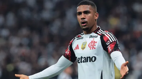 Samuel Lino em partida com a camisa do Flamengo