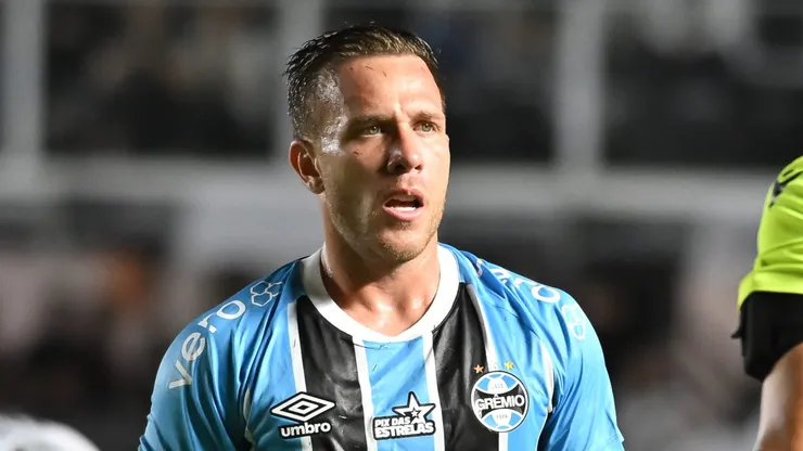 Arthur em ação durante partida diante do Peixe