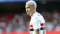 Luciano em ação com a camisa do São Paulo - Foto: Marco Miatelo/AGIF