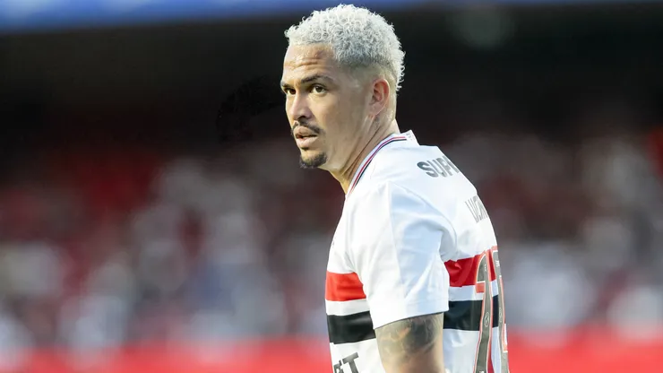 Luciano em ação com a camisa do São Paulo - Foto: Marco Miatelo/AGIF