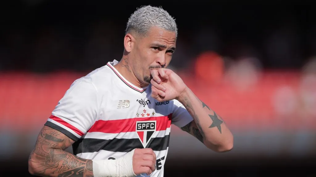Luciano comemorando pelo São Paulo – Foto: Ettore Chiereguini/AGIF