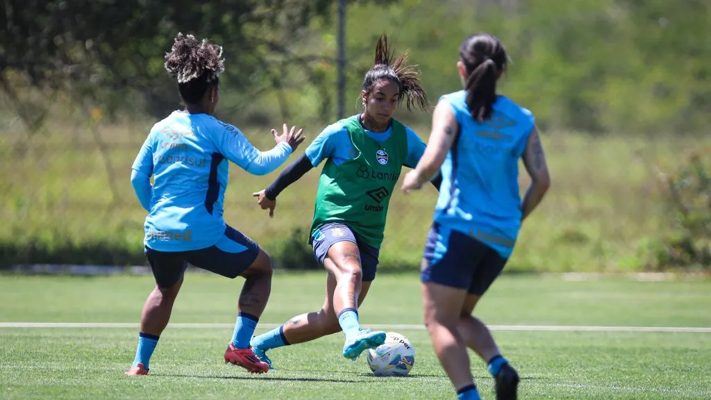 Grêmio feminino em treinamento