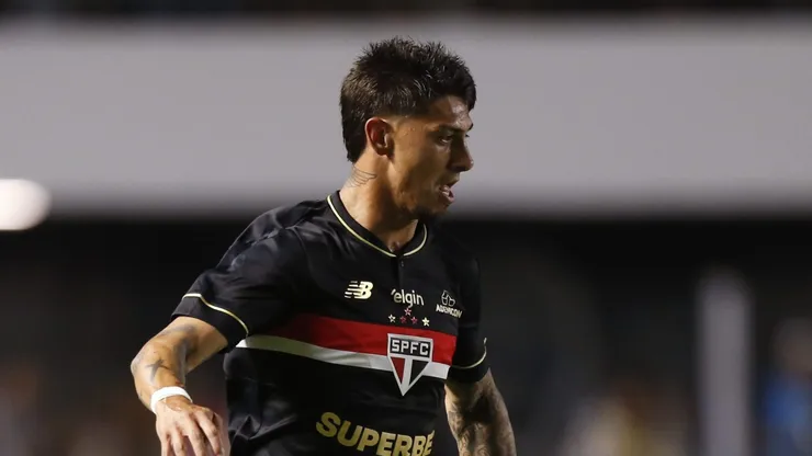 Rigoni atuando no clássico diante do Santos, na Vila