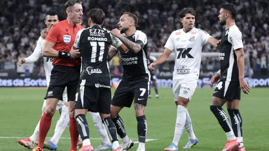 Jogadores de Corinthians e Santos em duelo pelo 1º turno do Brasileirão – Foto: Marcello Zambrana/AGIF