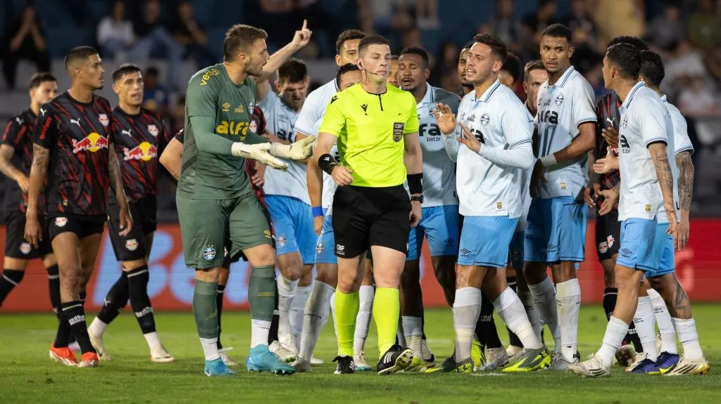 Jogadores do Grêmio reclamando com árbitro. Foto: Joisel Amaral/AGIF