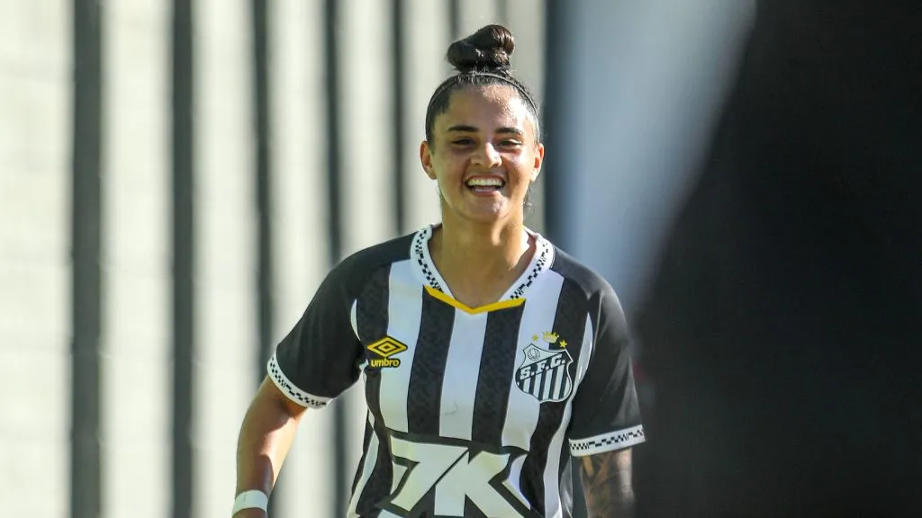 Analuyza jogadora do Santos em campo