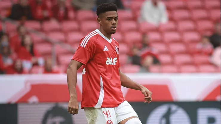 Victor Gabriel jogador do Internacional durante partida contra o Ceara no estadio Beira-Rio pelo campeonato Brasileiro A 2025. Foto: Maxi Franzoi/AGIF