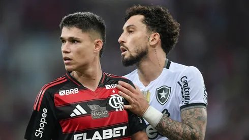 Luiz Araújo e Alex Telles durante duelo entre Flamengo x Botafogo - Foto: Thiago Ribeiro/AGIF