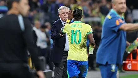 Vini Jr e Ancelotti. Foto: Wagner Meier/Getty Images