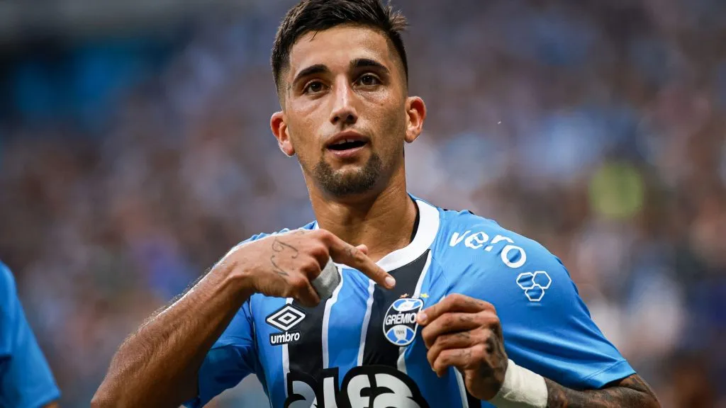 Cristian Olivera comemorando gol. Foto: Maxi Franzoi/AGIF