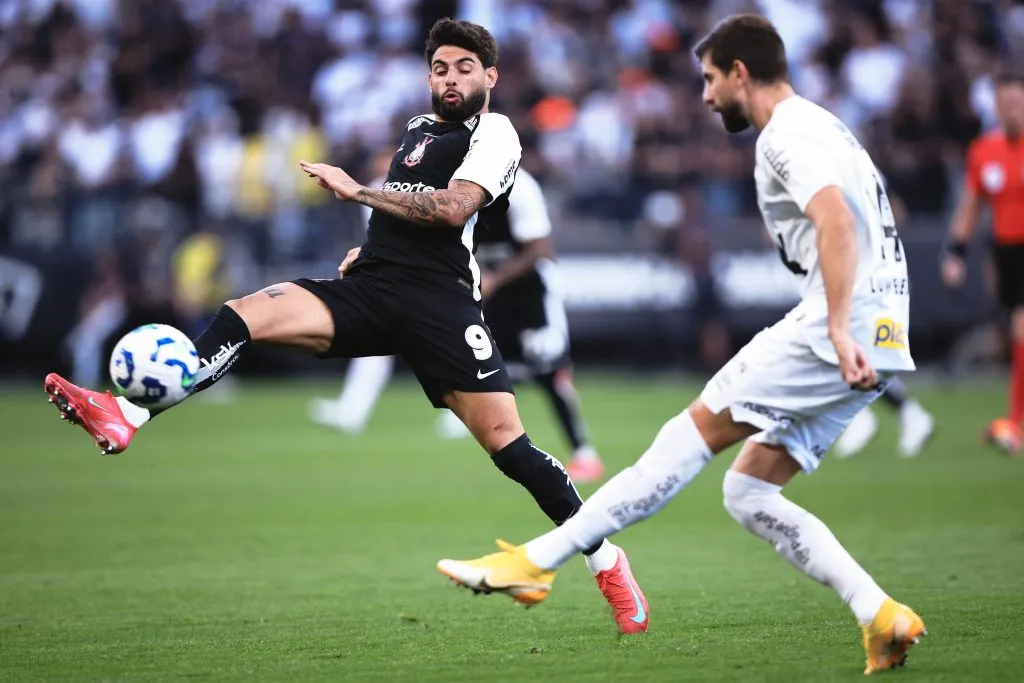 Yuri Alberto jogador do Corinthians disputa lance com Luan Peres jogador do Santos durante partida no estadio Arena Corinthians pelo campeonato Brasileiro A 2025. Foto: Ettore Chiereguini/AGIF