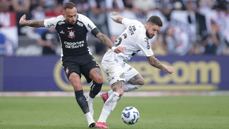 Maycon jogador do Corinthians disputa lance com Zé Rafael jogador do Santos -Foto: Ettore Chiereguini/AGIF