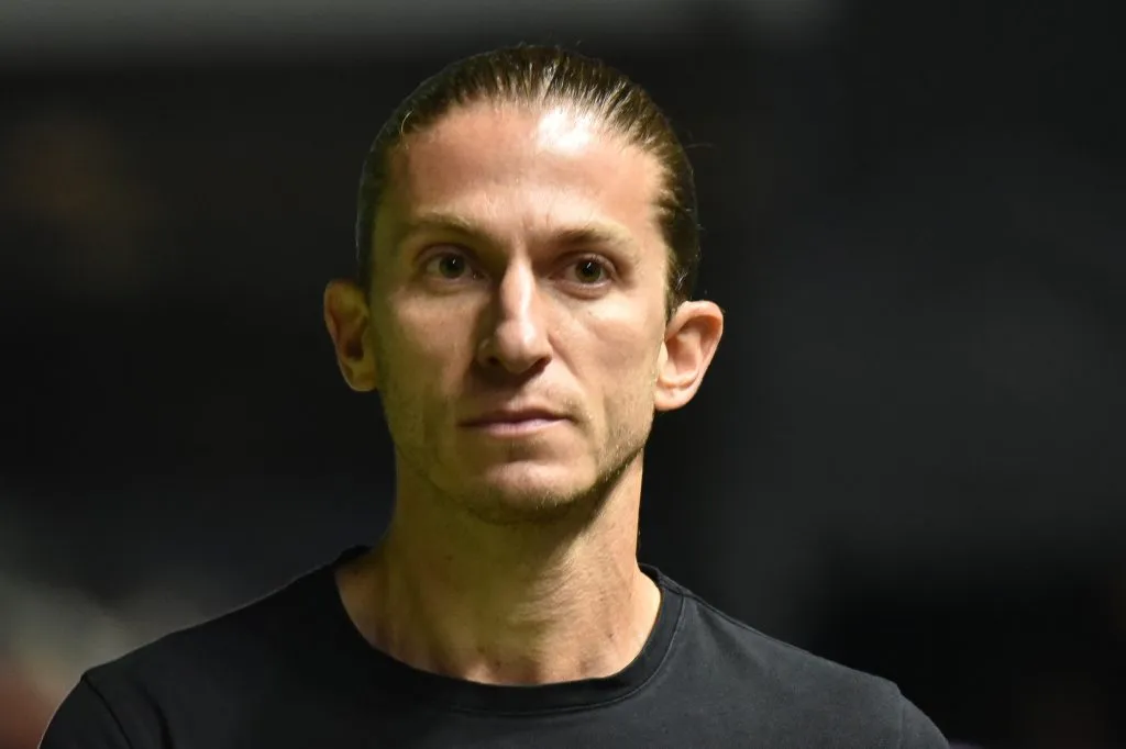 Filipe Luís já deixou claro que deseja continuar no Flamengo. Foto: Jota Erre/AGIF 