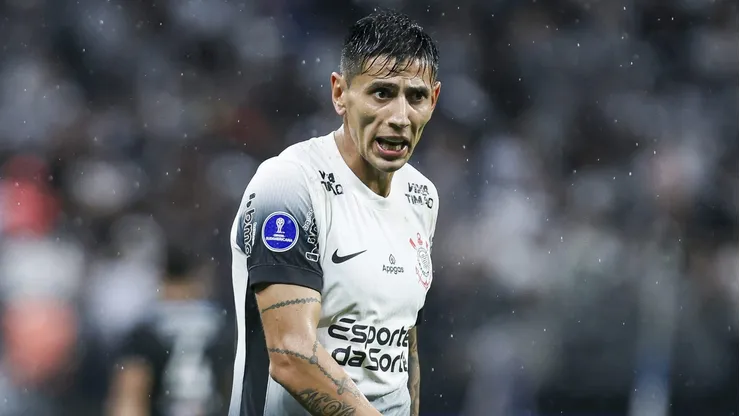 Angileri, lateral-esquerdo do Corinthians em partida pelo campeonato brasileiro (Foto: Ricardo Moreira/Getty Images)