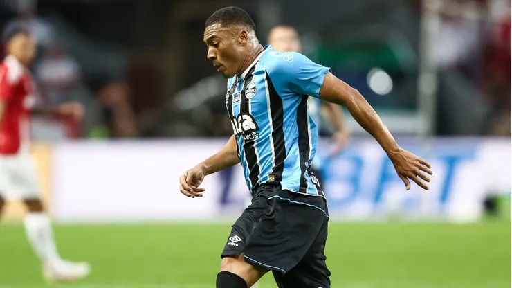 Carlos Vinicius, atacante do Grêmio em partida pelo campeonato brasileiro (Foto: Pedro H. Tesch/Getty Images)