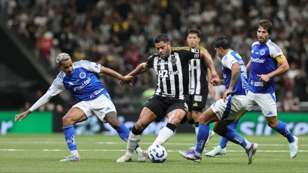 Hulk jogador do Atletico-MG disputa lance com Matheus Pereira jogador do Cruzeiro durante partida no estadio Arena MRV pelo campeonato Copa Do Brasil 2025. Foto: Gilson Lobo/AGIF