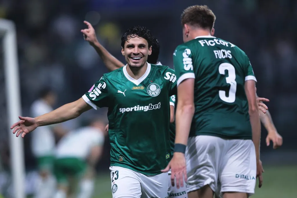 Bruno Fuchs jogador do Palmeiras comemora seu gol com Raphael Veiga jogador da sua equipe – Foto: Ettore Chiereguini/AGIF