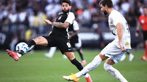 Yuri Alberto, jogador do Corinthians, disputa lance com Luan Peres, jogador do Santos durante partida no estadio Arena Corinthians pelo campeonato Brasileiro A 2025. Foto: Ettore Chiereguini/AGIF