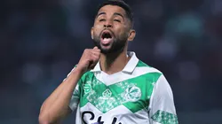 Rodrigo Sam ignora ordem do médico e segue em campo mesmo após forte pancada na cabeça. Foto: Ettore Chiereguini/AGIF