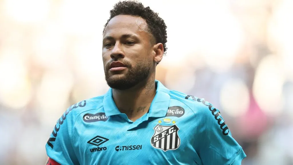 Neymar durante partida. Foto: Gilson Lobo/AGIF