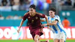 Ferraresi disputando lance com Julián Álvarez