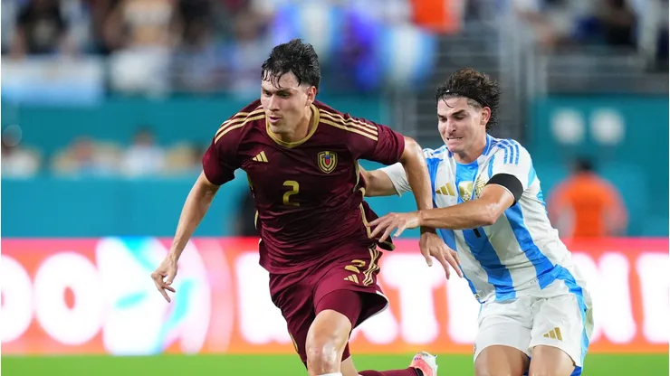 Ferraresi disputando lance com Julián Álvarez
