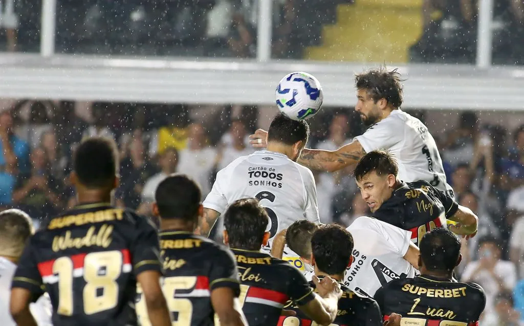 Lautaro Diaz jogador do Santos durante partida contra o Sao Paulo no estadio Vila Belmiro pelo campeonato Brasileiro A 2025. Foto: Mauricio De Souza/AGIF