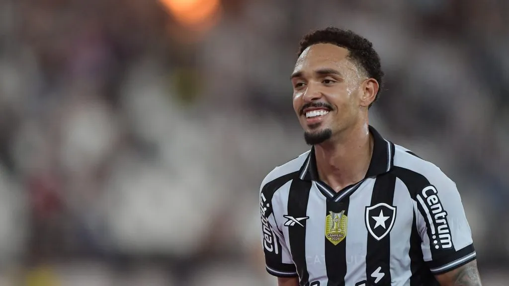 Vitinho em ação pelo Botafogo em partida pelo Campeonato Brasileiro – Foto: Thiago Ribeiro/AGIF