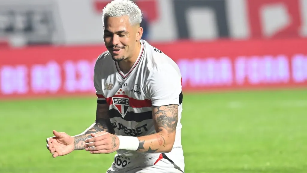 SP – SAO PAULO – 29/09/2025 – BRASILEIRO A 2025, SAO PAULO X CEARA – Luciano jogador do Sao Paulo lamenta durante partida contra o Ceara no estadio Morumbi pelo campeonato Brasileiro A 2025. Foto: Jota Erre/AGIF