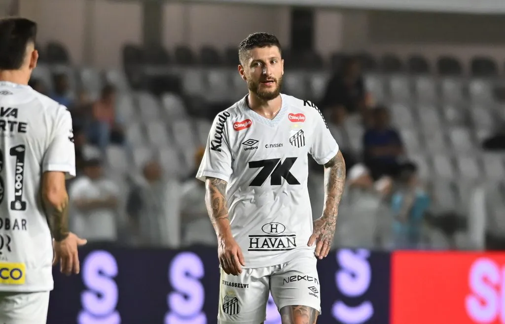 SP – SANTOS – 01/10/2025 – BRASILEIRO A 2025, SANTOS X GREMIO – Ze Rafael jogador do Santos durante partida contra o Gremio no estadio Vila Belmiro pelo campeonato Brasileiro A 2025. Foto: Jota Erre/AGIF