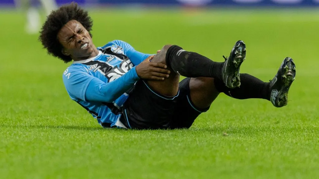 Willian sentindo dores. Foto: Liamara Polli/AGIF