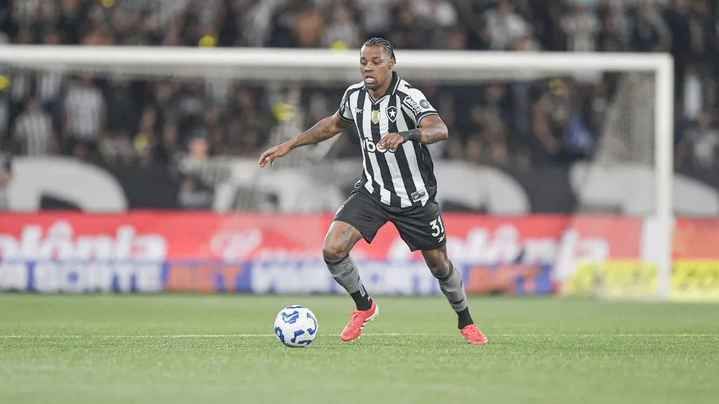 Kaio Pantaleão em ação pelo Botafogo – Foto: Thiago Ribeiro/AGIF