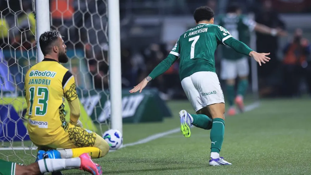 Felipe Anderson jogador do Palmeiras comemora seu gol durante partida contra o Juventude no estadio Arena Allianz Parque pelo campeonato Brasileiro A 2025. Foto: Ettore Chiereguini/AGIF
