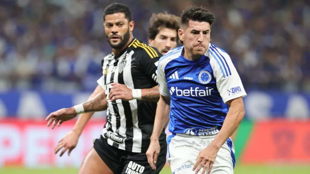 Hulk em ação durante o clássico entre Cruzeiro x Atlético-MG – Foto: Gilson Lobo/AGIF