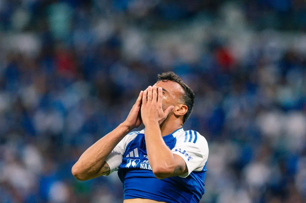 Fabricio Bruno jogador do Cruzeiro lamenta durante partida contra o Ceara no estadio Mineirao pelo campeonato Brasileiro A 2025. Foto: Alessandra Torres/AGIF