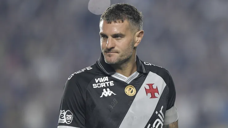 Vegetti em ação pelo Vasco durante partida em São Januário - Foto: Thiago Ribeiro/AGIF