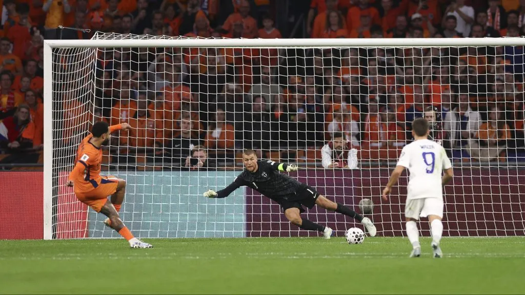 Memphis Depay marcando gol em goleada pela Holanda. (Photo by Dean Mouhtaropoulos/Getty Images)