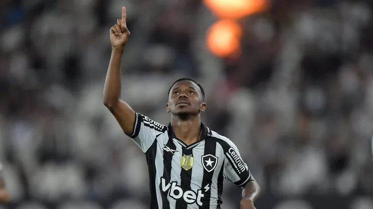 Jeffinho em campo com a camisa do Botafogo em 2025