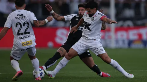 Yuri Alberto, jogador do Corinthians, disputa lance com Tomas Rincon jogador do Santos durante partida no estadio Arena Corinthians pelo campeonato Brasileiro A 2025. Foto: Ettore Chiereguini/AGIF