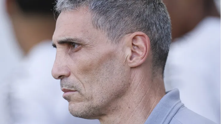 Vojvoda, técnico do Santos em partida pelo campeonato brasileiro (Foto: Ricardo Moreira/Getty Images)