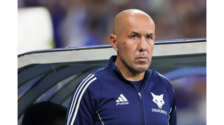 MG - BELO HORIZONTE - 05/10/2025 - BRASILEIRO A 2025, CRUZEIRO X SPORT - Leonardo Jardim tecnico do Cruzeiro durante partida contra o Sport no estadio Mineirao pelo campeonato Brasileiro A 2025. Foto: Gilson Lobo/AGIF
