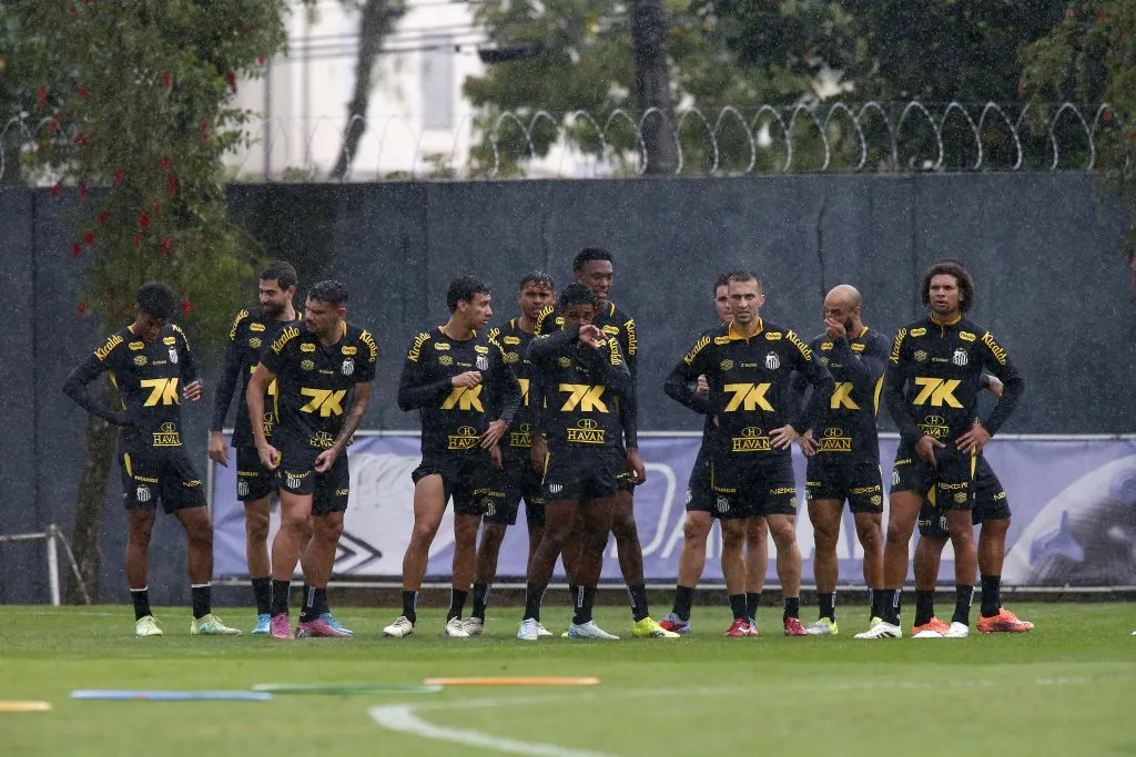 Elenco do Santos durante treino. Foto: Mauricio De Souza/AGIF