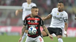 RJ - RIO DE JANEIRO - 18/05/2025 - BRASILEIRO A 2025, FLAMENGO X BOTAFOGO - Everton Cebolinha jogador do Flamengo disputa lance com Marola Freitas jogador do Botafogo durante partida no estadio Maracana pelo campeonato Brasileiro A 2025. Foto: Thiago Ribeiro/AGIF