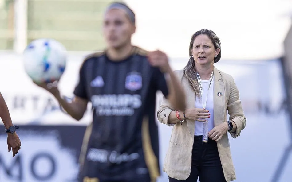 Tatiele Silveira comandando o Colo-Colo na Libertadores. Foto: Staff Images Woman/CONMEBOL