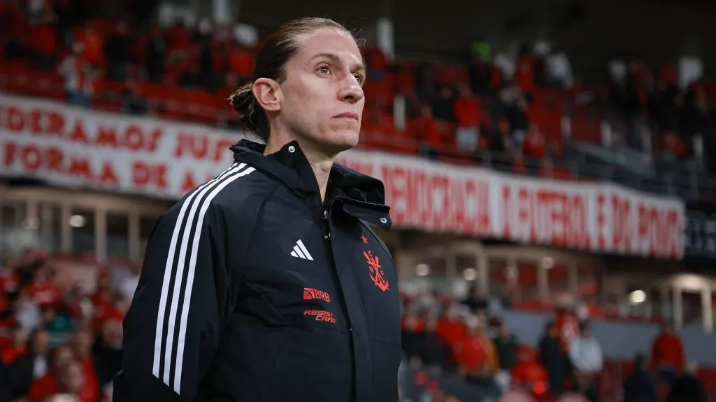 Filipe Luis, técnico do Flamengo, durante partida contra o Internacional no estadio Beira-Rio pelo campeonato Brasileiro A 2025. Foto: Maxi Franzoi/AGIF