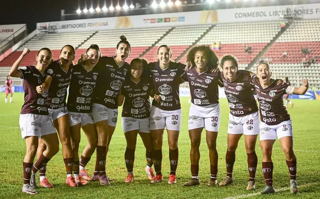 Guerreiras Grenás comemoram classificação. Foto: Rafael Zocco/AFE