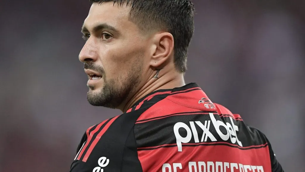 Arrascaeta durante partida. Foto: Thiago Ribeiro/AGIF