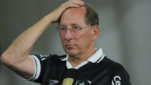 John Textor durante partida entre Botafogo e Corinthians, no Estádio Nilton Santos, pelo Brasileirão. Foto: Thiago Ribeiro/AGIF