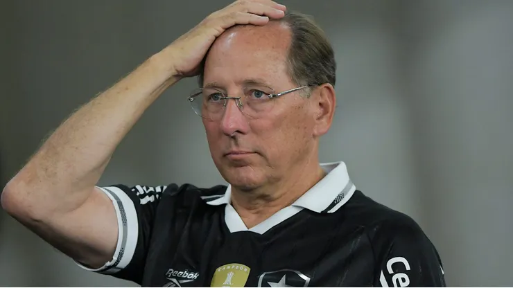 John Textor durante partida entre Botafogo e Corinthians, no Estádio Nilton Santos, pelo Brasileirão. Foto: Thiago Ribeiro/AGIF