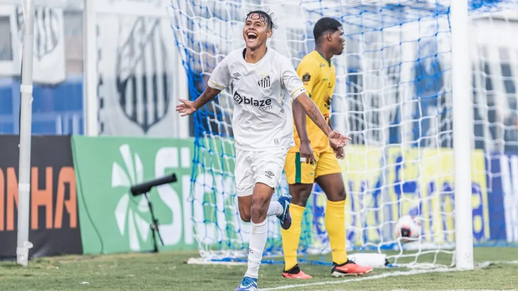 Hyan vem buscando espaço no elenco principal do Santos para a temporada – Foto: Abner Dourado/AGIF